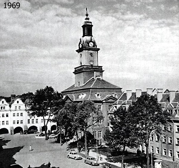 Plac Ratuszowy w 1969 roku. Na szczycie wieży już polski orzeł, ale jeszcze bez korony.
