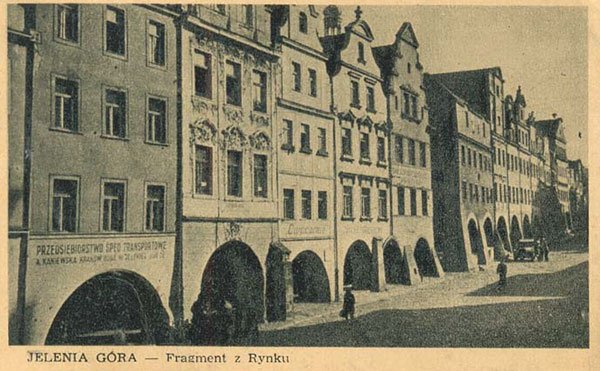 Kamienica druga od lewej: tu za Niemców był zajazd „Pod Złotym Mieczem”. Zdjęcie powstało pod koniec lat 40-tych.