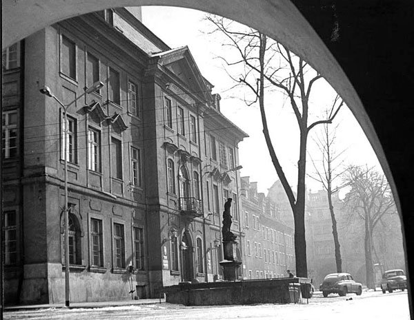 Warszawy przez pomnikiem Neptuna – lata 60-te.