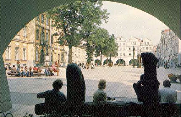 Drewniane ławki stylizowanie rzeźbione na placu Ratuszowym pod koniec lat 70-tych.