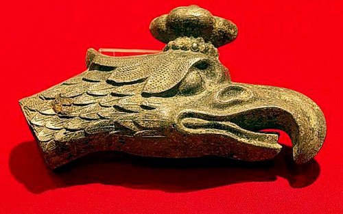 Łeb orła pruskiego zdobiącego za niemieckich (a także częściowo za polskich) czasów urzędowe budynki.