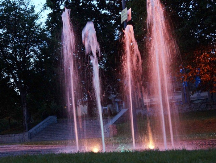 czytelniczka-fontanna-znow-pieknie-podswietlona-foto-58467