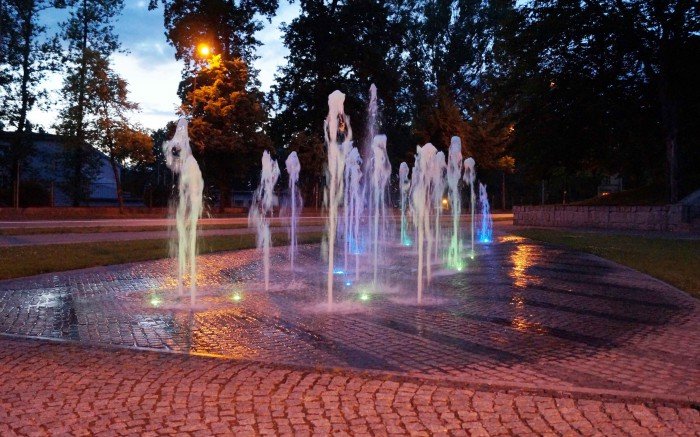 czytelniczka-fontanna-znow-pieknie-podswietlona-foto-58467