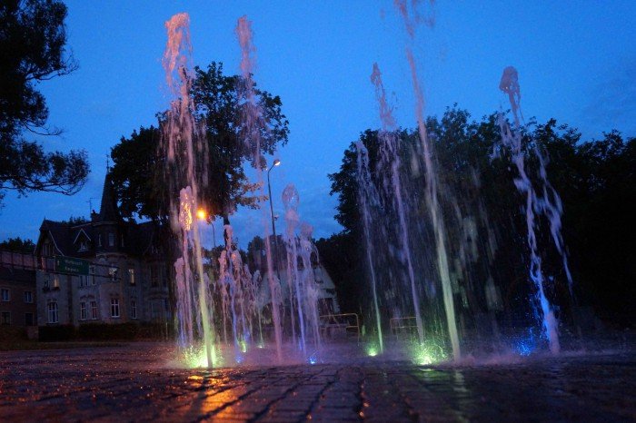 czytelniczka-fontanna-znow-pieknie-podswietlona-foto-58467