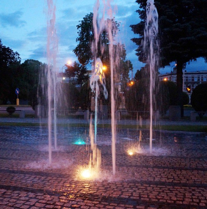 czytelniczka-fontanna-znow-pieknie-podswietlona-foto-58467