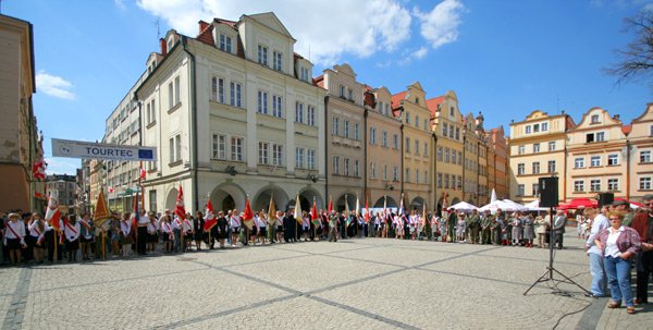 Plac Ratuszowy podczas obchodów majowego święta.