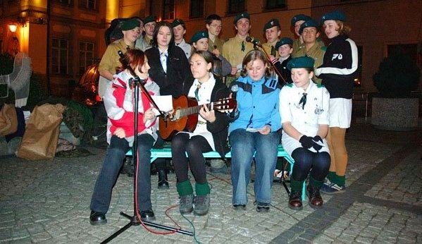 przekazanie-swiateka-betlejemskiego-mieszkancom-jeleniej-gory-5854