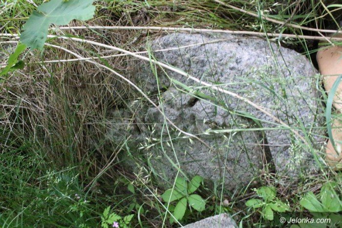 porzucone-nagrobki-doczekaja-sie-godnego-miejsca-foto-58593