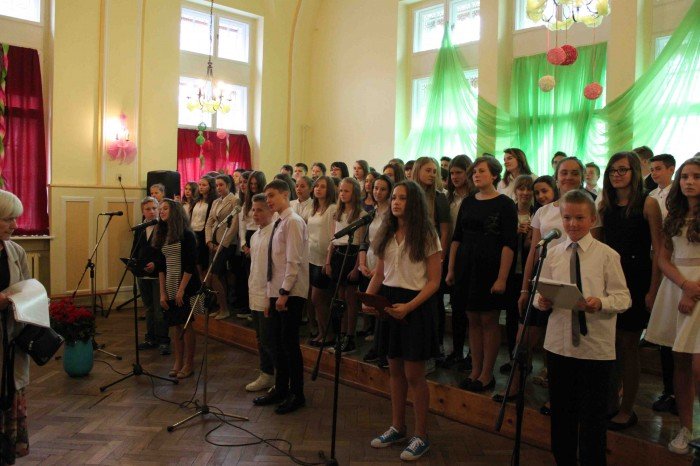 uczniowie-klas-szostych-z-dwojki-zegnali-szkoe-foto-58660