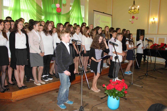 uczniowie-klas-szostych-z-dwojki-zegnali-szkoe-foto-58660