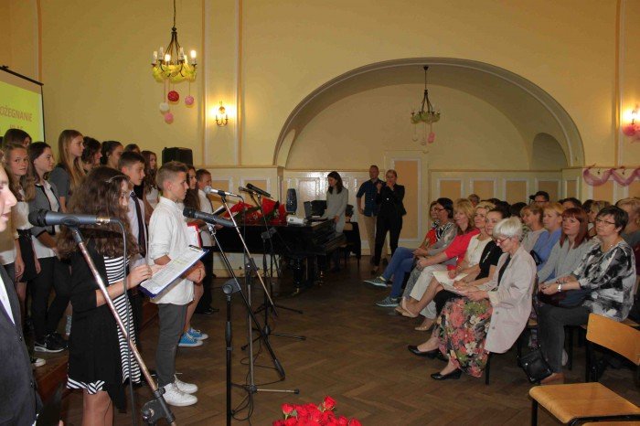 uczniowie-klas-szostych-z-dwojki-zegnali-szkoe-foto-58660