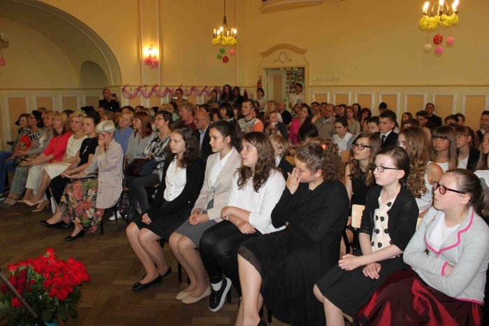 uczniowie-klas-szostych-z-dwojki-zegnali-szkoe-foto-58660