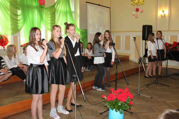 uczniowie-klas-szostych-z-dwojki-zegnali-szkoe-foto-58660