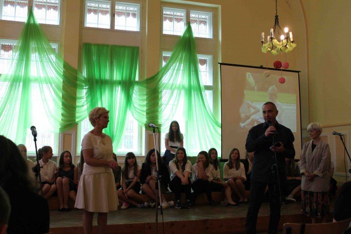 uczniowie-klas-szostych-z-dwojki-zegnali-szkoe-foto-58660