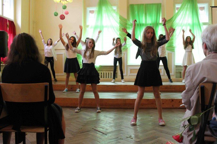 uczniowie-klas-szostych-z-dwojki-zegnali-szkoe-foto-58660