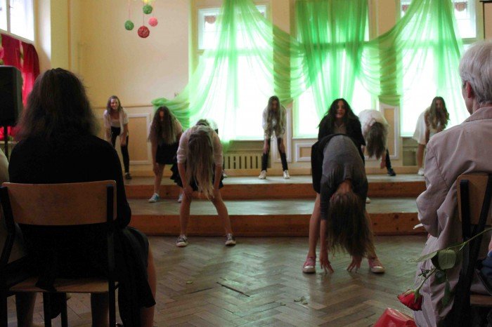 uczniowie-klas-szostych-z-dwojki-zegnali-szkoe-foto-58660