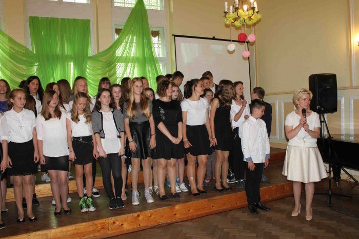 uczniowie-klas-szostych-z-dwojki-zegnali-szkoe-foto-58660