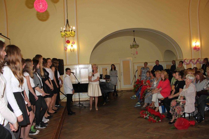 uczniowie-klas-szostych-z-dwojki-zegnali-szkoe-foto-58660