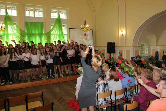 uczniowie-klas-szostych-z-dwojki-zegnali-szkoe-foto-58660
