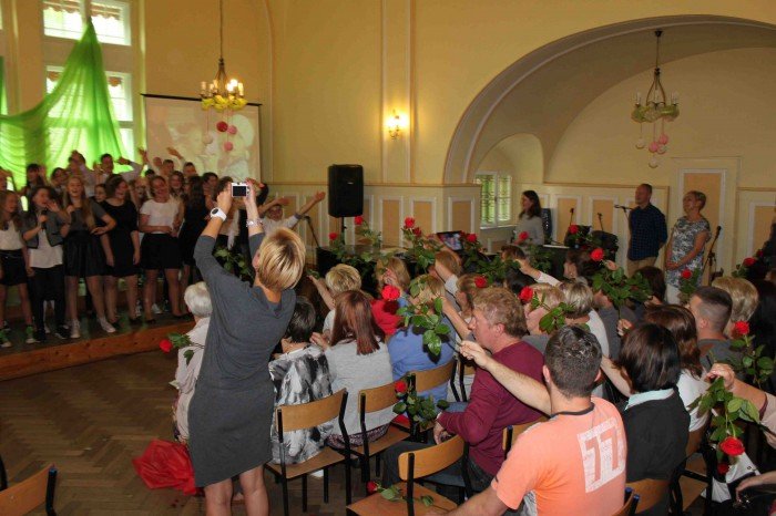 uczniowie-klas-szostych-z-dwojki-zegnali-szkoe-foto-58660