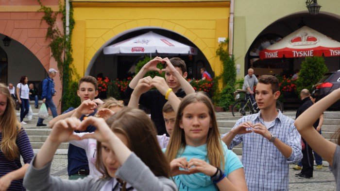 flash-mobu-swiatowych-dni-modziezy-w-rynku-foto-58675