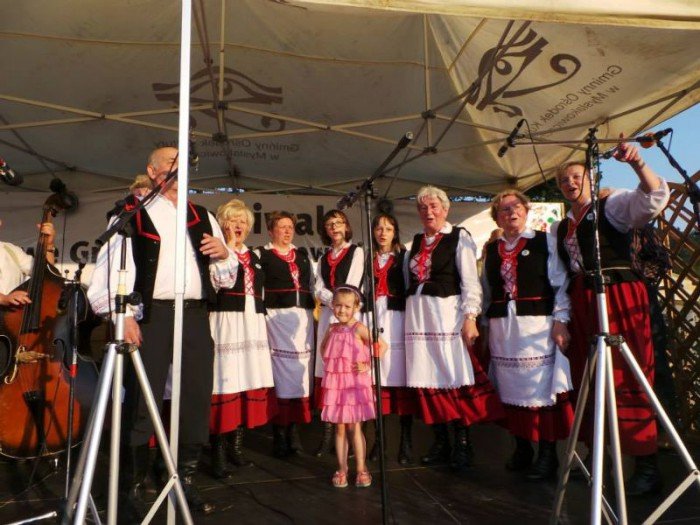 spiew-taniec-i-ludowa-zabawa-w-gruszkowie-foto-58789