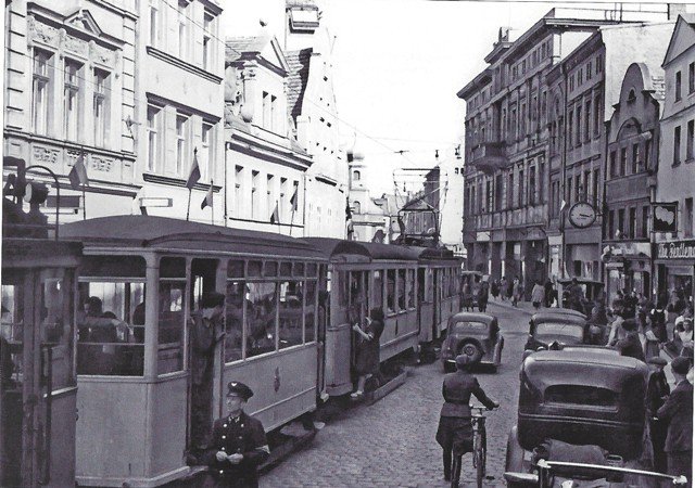 Przystanek tramwajowy w Jeleniej Górze ul. 1 Maja lata 30. XX w.