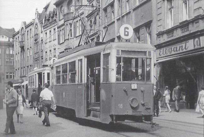Przystanek tramwajowy na ul. 1 Maja lata 60. XX w.