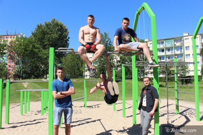 modziez-doczekaa-sie-parku-z-drazkami-do-cwiczen-foto-58807
