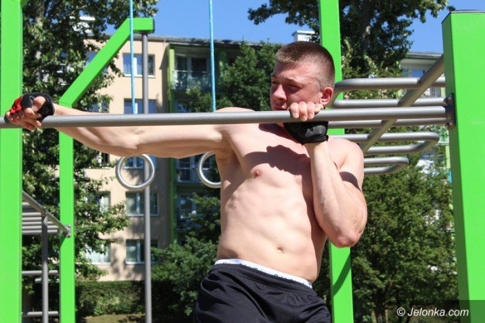modziez-doczekaa-sie-parku-z-drazkami-do-cwiczen-foto-58807