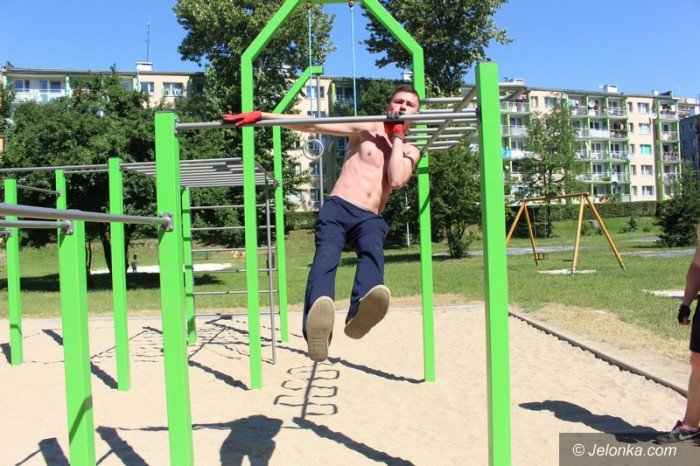 modziez-doczekaa-sie-parku-z-drazkami-do-cwiczen-foto-58807