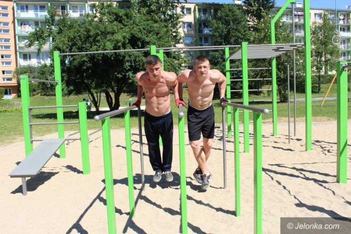 modziez-doczekaa-sie-parku-z-drazkami-do-cwiczen-foto-58807