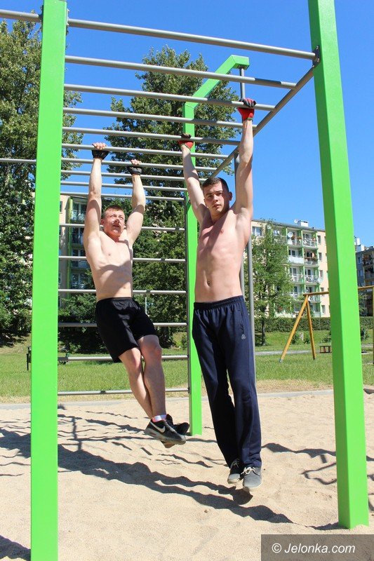 modziez-doczekaa-sie-parku-z-drazkami-do-cwiczen-foto-58807