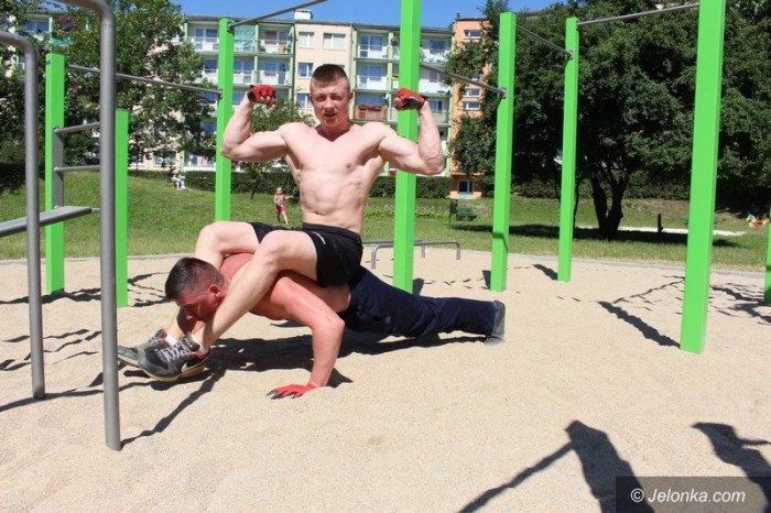 modziez-doczekaa-sie-parku-z-drazkami-do-cwiczen-foto-58807