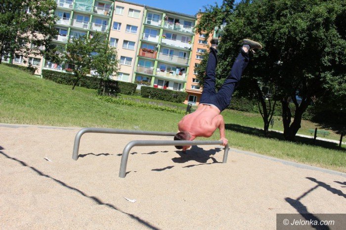 modziez-doczekaa-sie-parku-z-drazkami-do-cwiczen-foto-58807