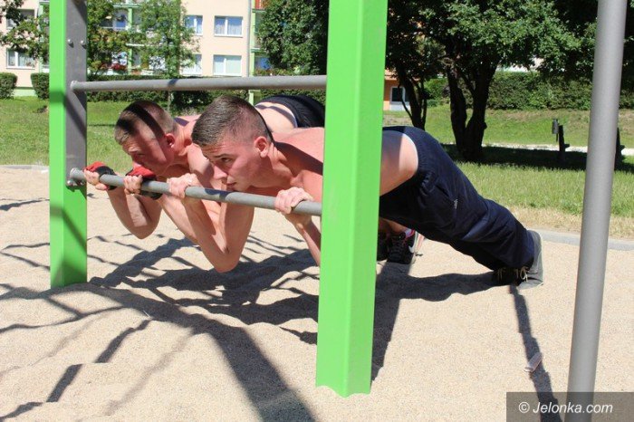 modziez-doczekaa-sie-parku-z-drazkami-do-cwiczen-foto-58807