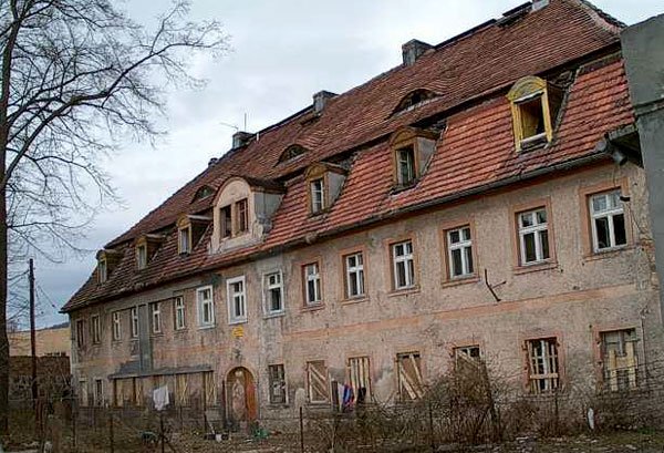 Barokowy dom opieki, kiedy jeszcze istniał. Dziś to ruina. Powód: zaniedbanie.