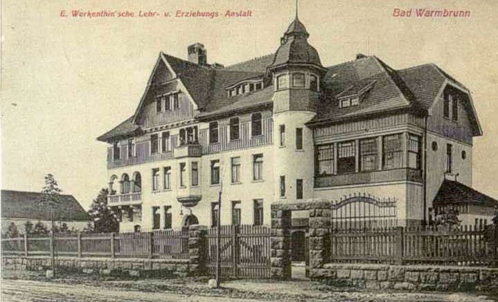 Eklektyczny pensjonat, w którym po 1945 roku znalazł siedzibę szpital MSW.
