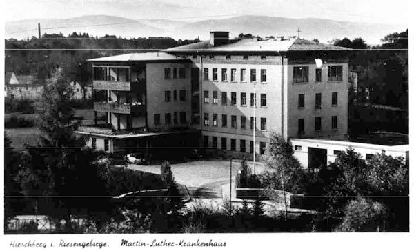 Szpital przy ul. Żeromskiego za niemieckich czasów. Widać nieistniejące już dziś werandy, zabudowane w latach 70-tych.