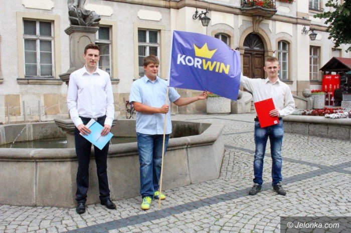 zwolennicy-korwinmikkego-o-referendum-i-hajlowaniu-prezesa-foto-58847