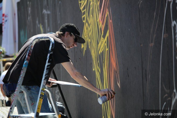 muzyka-taniec-i-graffiti-modziez-na-rynku-foto-58882