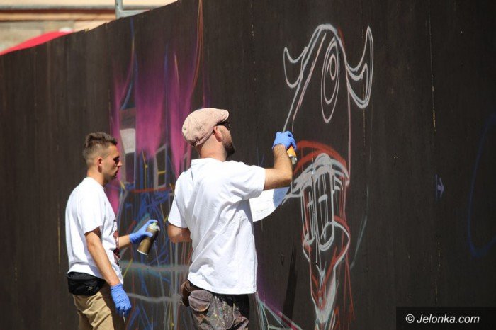 muzyka-taniec-i-graffiti-modziez-na-rynku-foto-58882