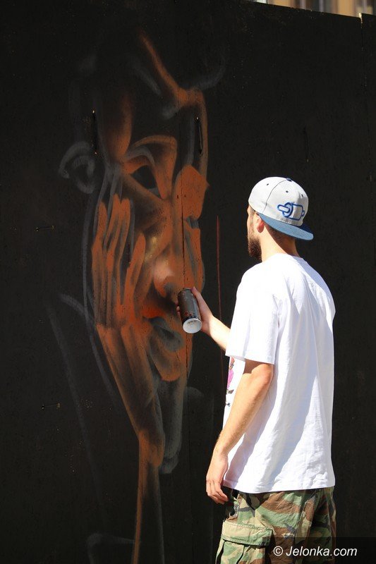 muzyka-taniec-i-graffiti-modziez-na-rynku-foto-58882
