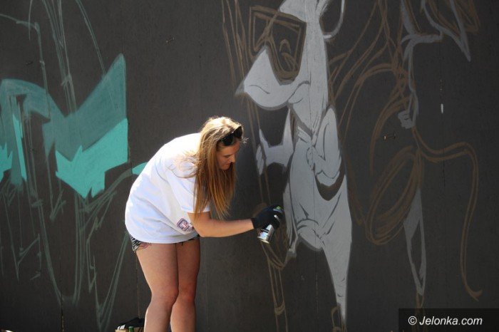 muzyka-taniec-i-graffiti-modziez-na-rynku-foto-58882