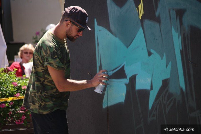 muzyka-taniec-i-graffiti-modziez-na-rynku-foto-58882
