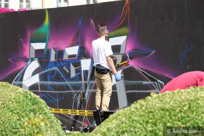muzyka-taniec-i-graffiti-modziez-na-rynku-foto-58882