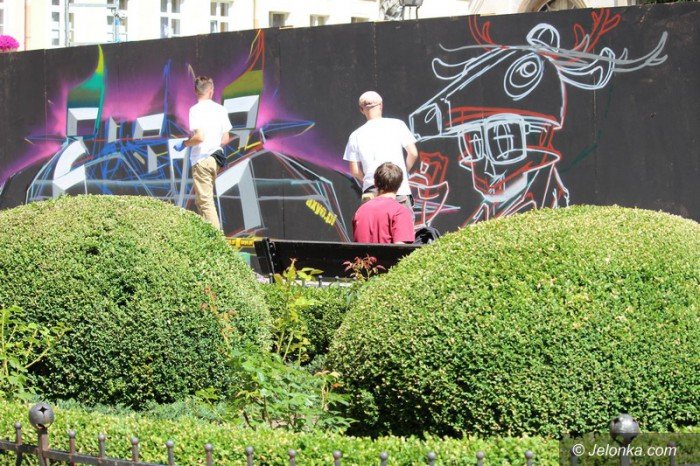 muzyka-taniec-i-graffiti-modziez-na-rynku-foto-58882
