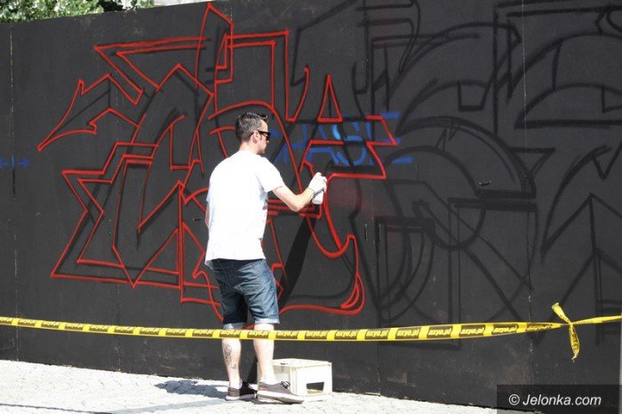 muzyka-taniec-i-graffiti-modziez-na-rynku-foto-58882