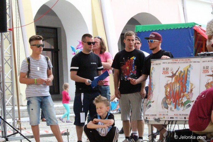 muzyka-taniec-i-graffiti-modziez-na-rynku-foto-58882