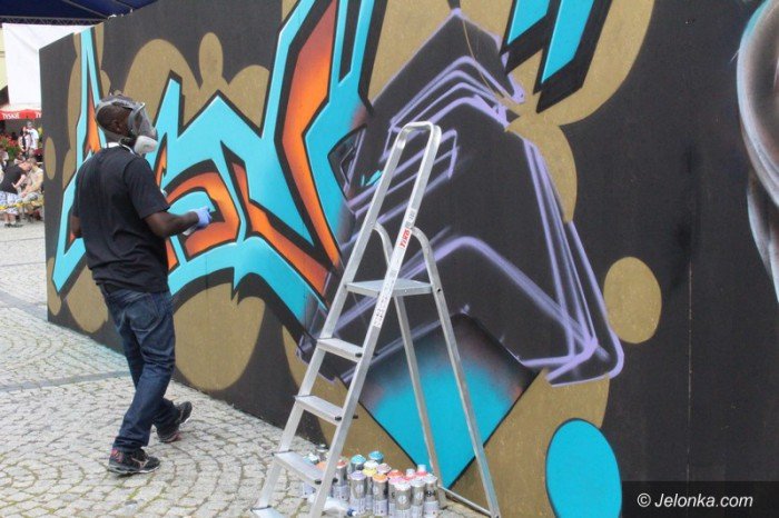 muzyka-taniec-i-graffiti-modziez-na-rynku-foto-58882